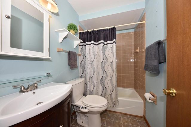 5021 W Rawson AVENUE, Franklin, WI 53132