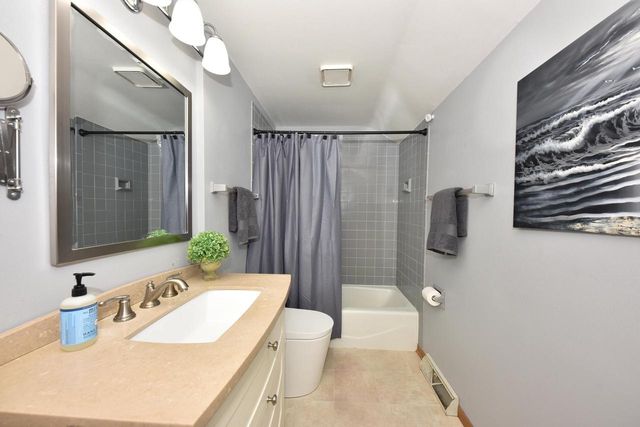 5021 W Rawson AVENUE, Franklin, WI 53132