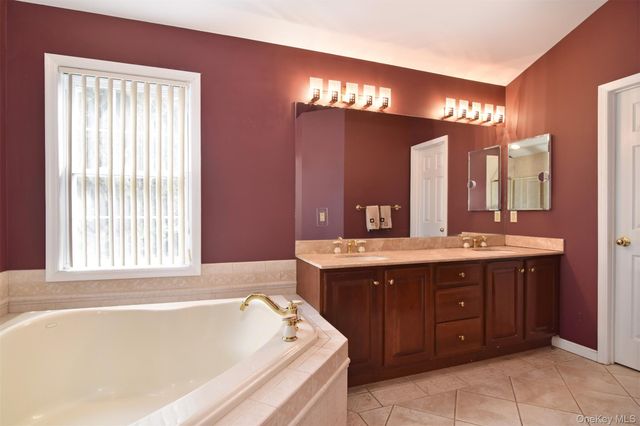143 Classic Court, White Plains, NY 10603