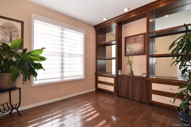 143 Classic Court, White Plains, NY 10603