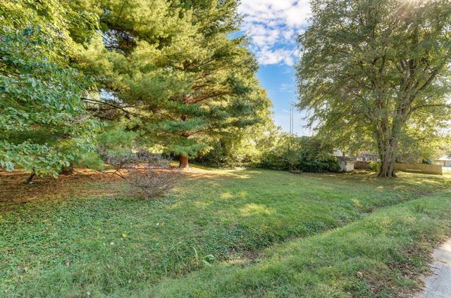 3000 E Lolo Trail, Springfield, MO 65804