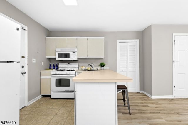 22 Orchard St, Summit City, NJ 07901