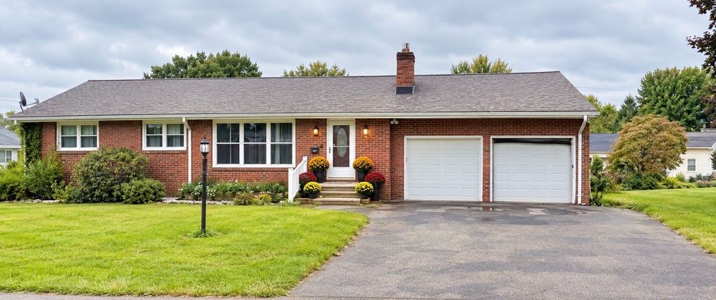 Image 1 of property listing at 25 W Elizabeth St, Neshannock Twp, PA 16105