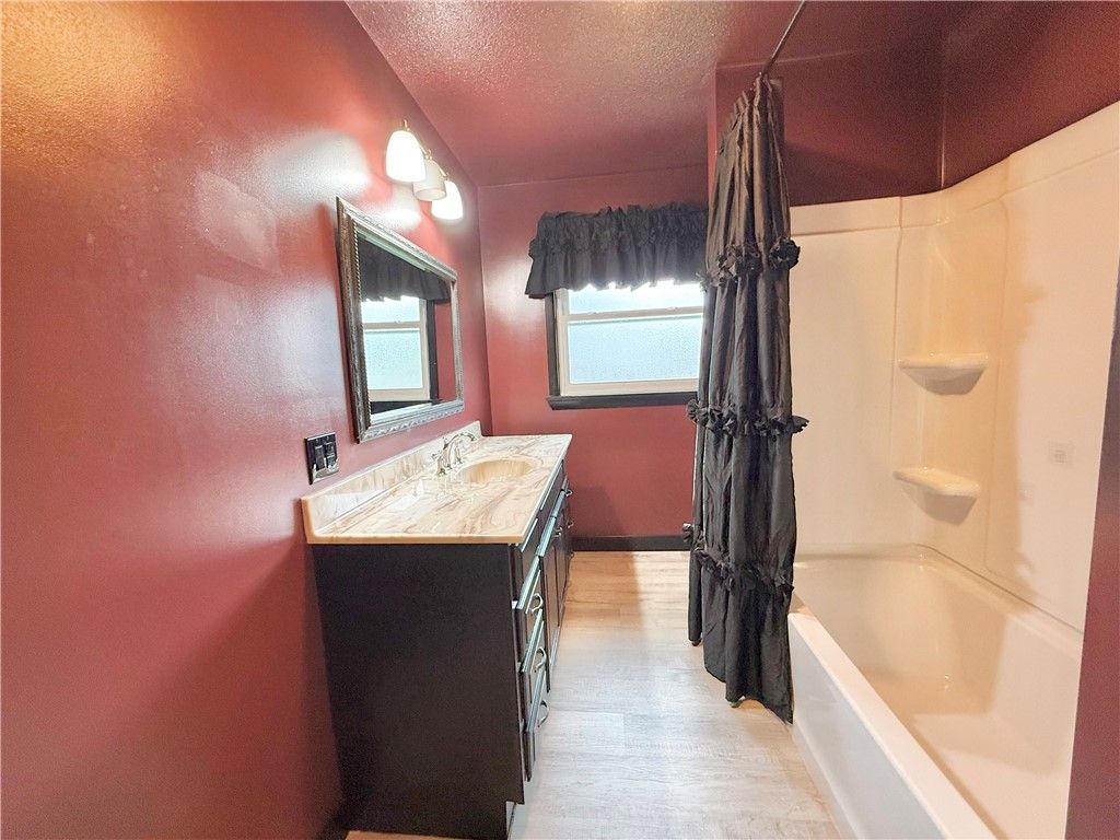 Image 10 of property listing at 25 W Elizabeth St, Neshannock Twp, PA 16105