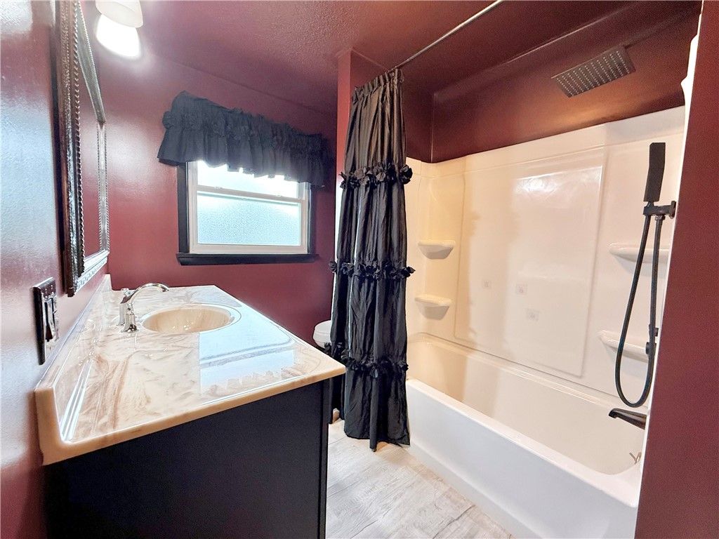 Image 11 of property listing at 25 W Elizabeth St, Neshannock Twp, PA 16105