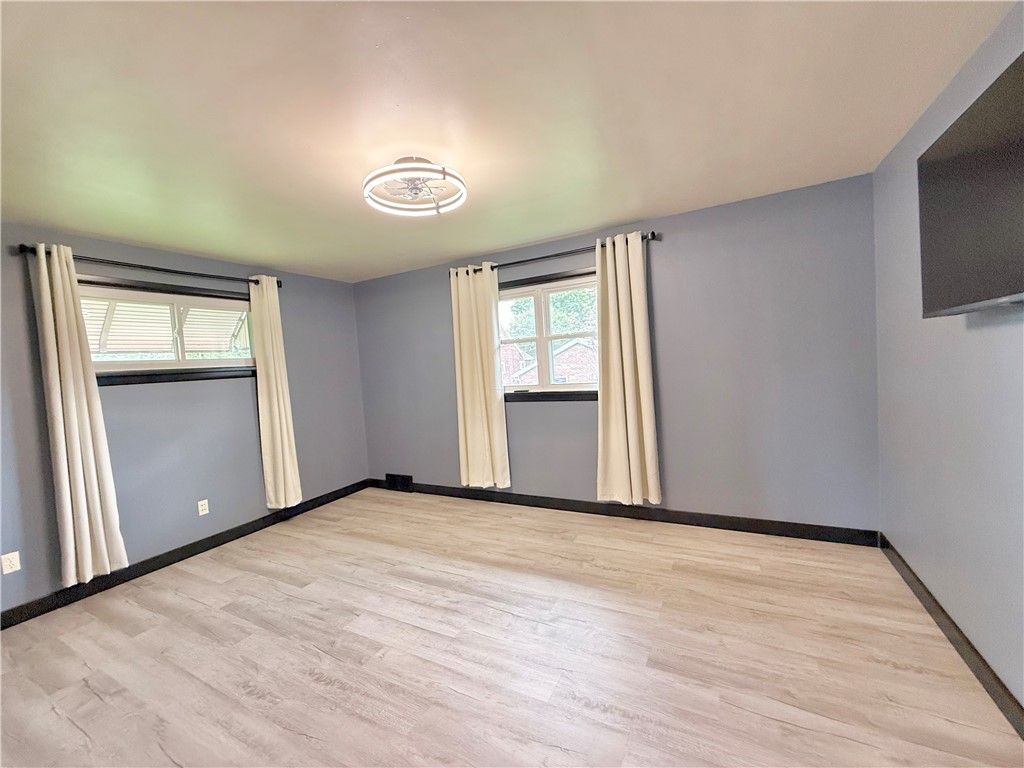 Image 14 of property listing at 25 W Elizabeth St, Neshannock Twp, PA 16105
