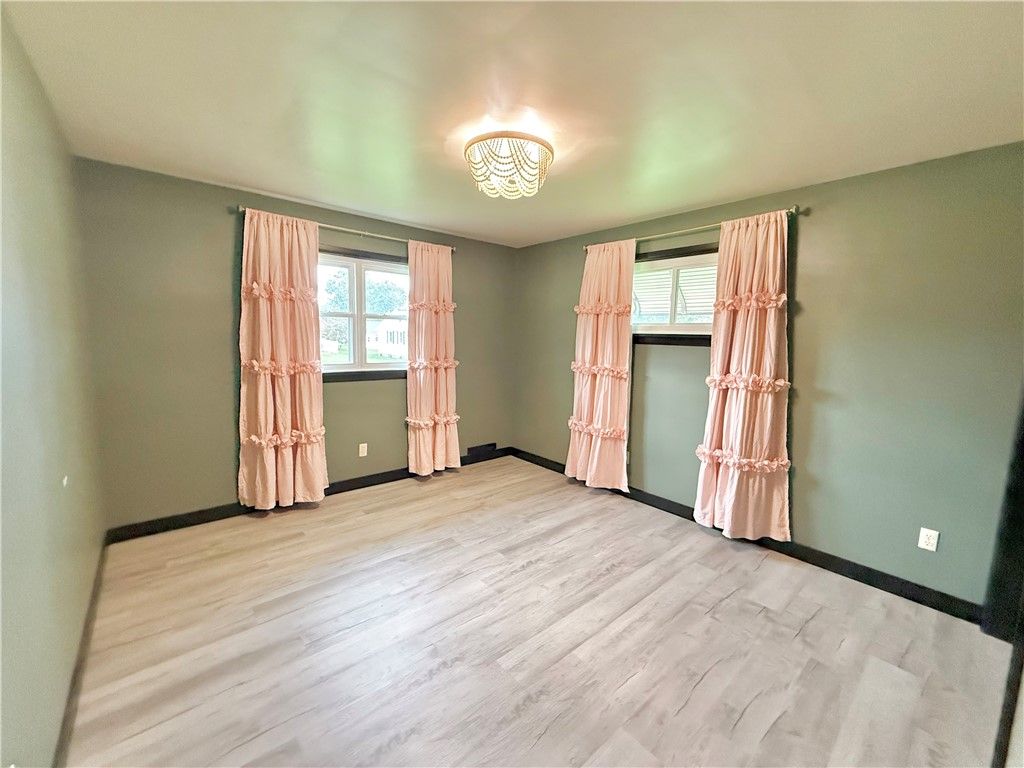 Image 18 of property listing at 25 W Elizabeth St, Neshannock Twp, PA 16105