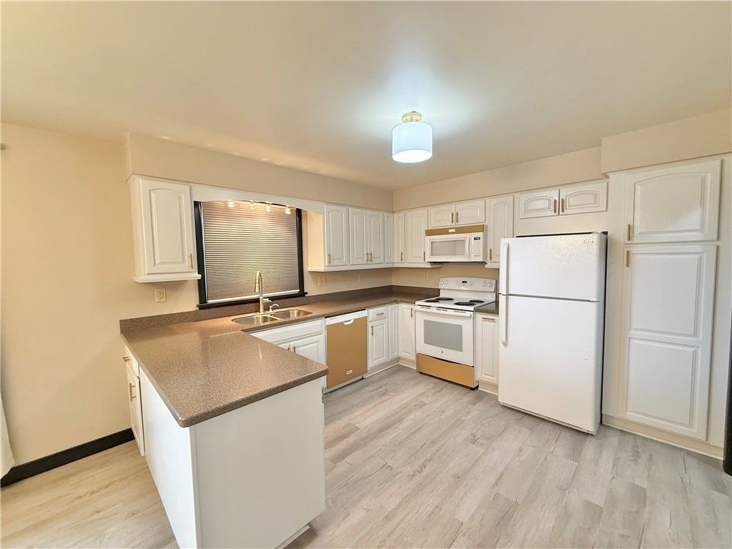 Image 5 of property listing at 25 W Elizabeth St, Neshannock Twp, PA 16105