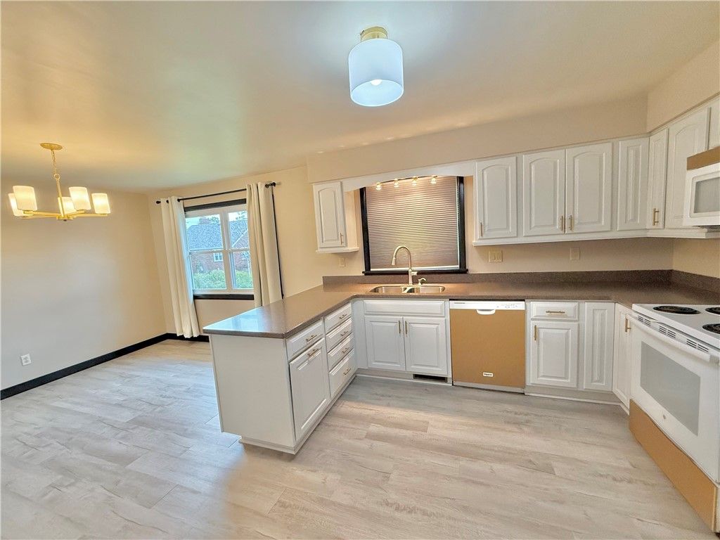 Image 6 of property listing at 25 W Elizabeth St, Neshannock Twp, PA 16105