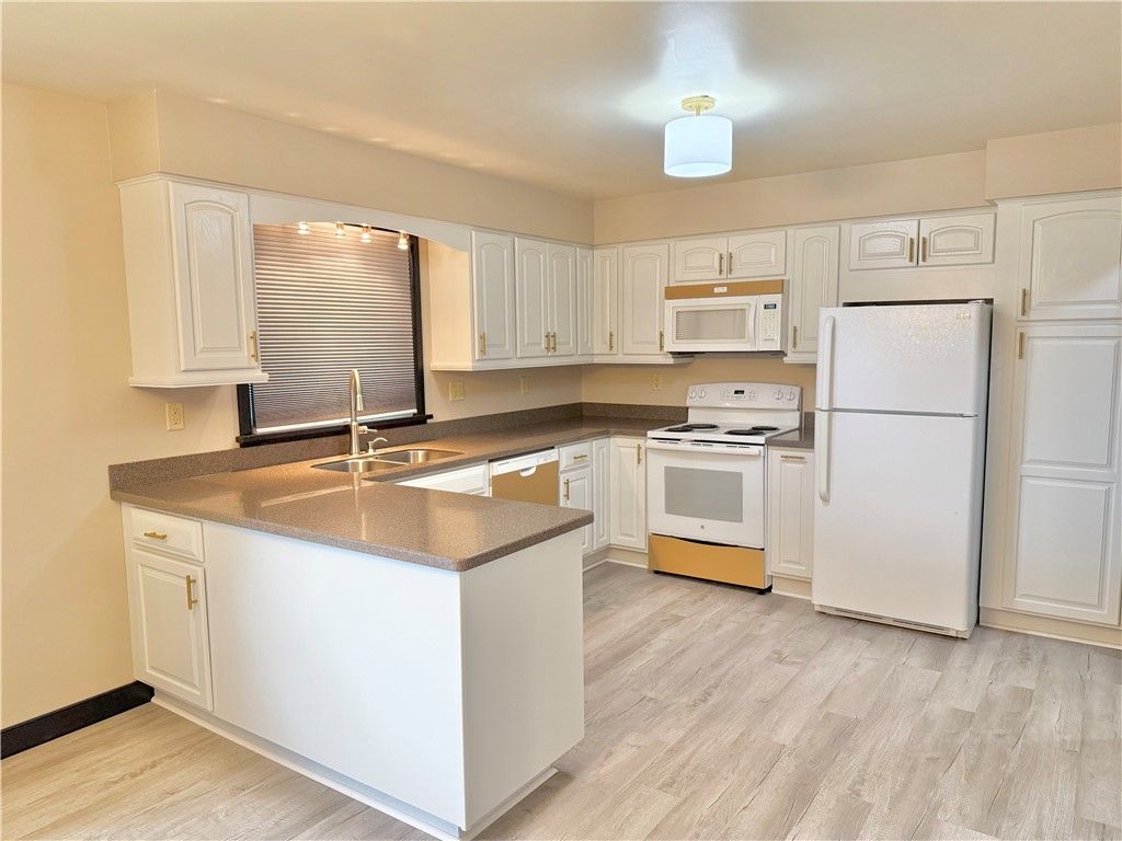 Image 7 of property listing at 25 W Elizabeth St, Neshannock Twp, PA 16105