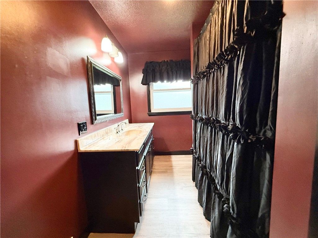 Image 8 of property listing at 25 W Elizabeth St, Neshannock Twp, PA 16105