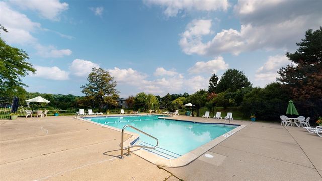 718 Peninsula Court, Ann Arbor, MI 48105