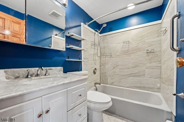 42 Daka Ct, Bloomfield Twp., NJ 07003