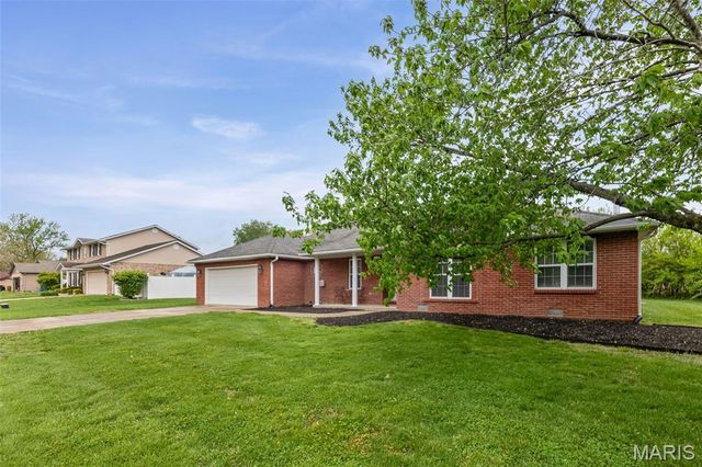 204 Piney Woods Drive, Swansea, IL 62226
