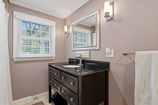 8 Bicknell St, Foxboro, MA 02035