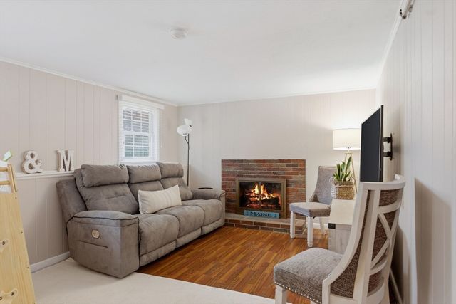 8 Bicknell St, Foxboro, MA 02035