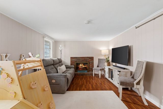8 Bicknell St, Foxboro, MA 02035