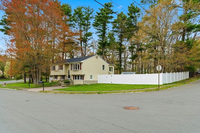 8 Bicknell St, Foxboro, MA 02035