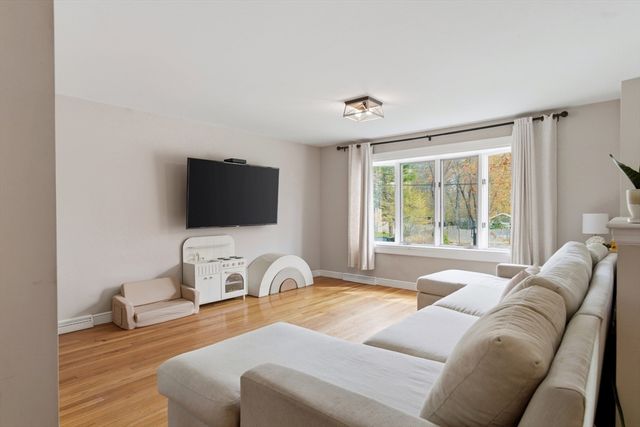 8 Bicknell St, Foxboro, MA 02035