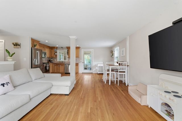 8 Bicknell St, Foxboro, MA 02035