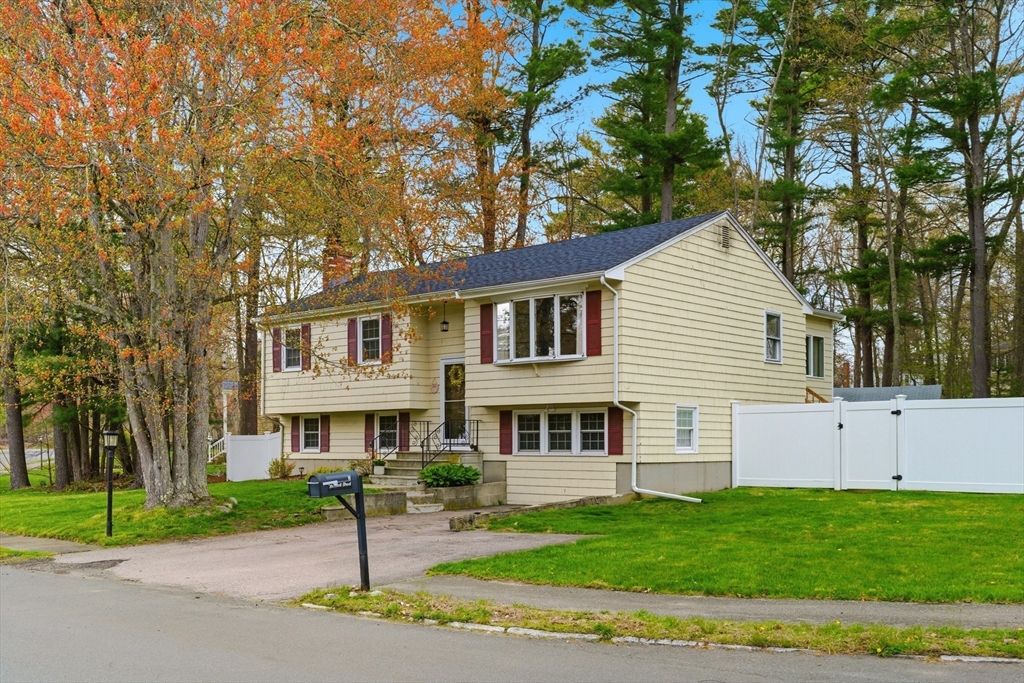 8 Bicknell St, Foxboro, MA 02035