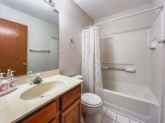 1320 Darnell Drive, Mundelein, IL 60060