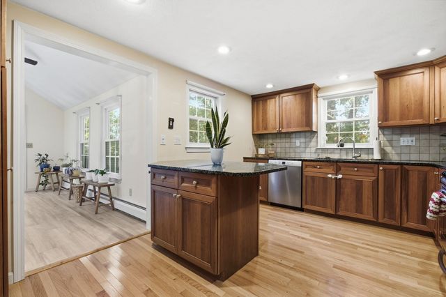 1 Great Pines Ave, Burlington, MA 01803