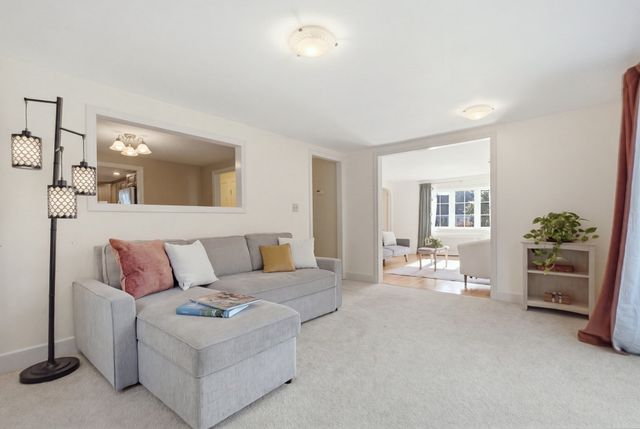 1 Great Pines Ave, Burlington, MA 01803