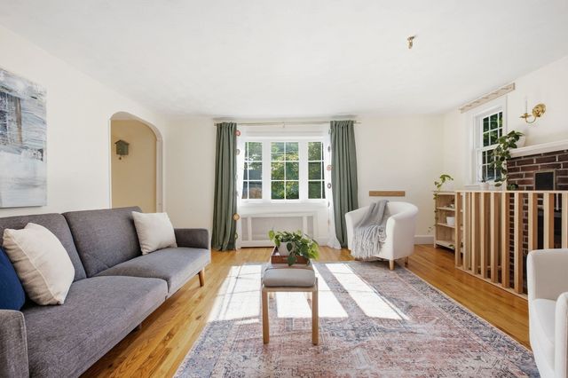 1 Great Pines Ave, Burlington, MA 01803