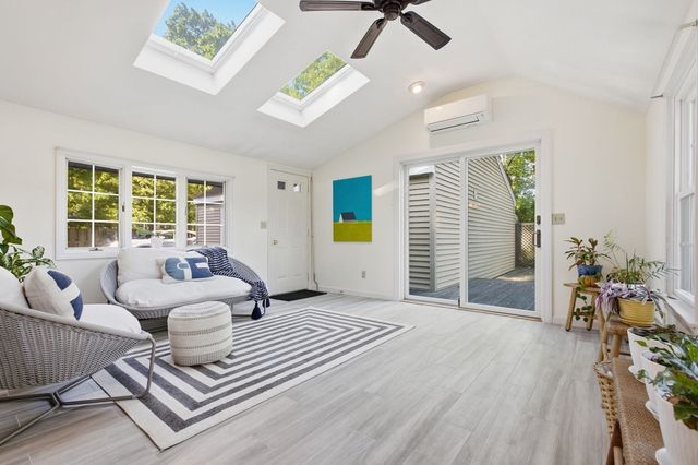 1 Great Pines Ave, Burlington, MA 01803
