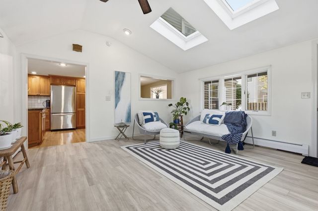 1 Great Pines Ave, Burlington, MA 01803
