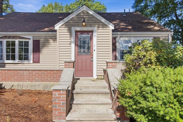 1 Great Pines Ave, Burlington, MA 01803