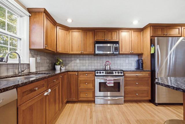 1 Great Pines Ave, Burlington, MA 01803