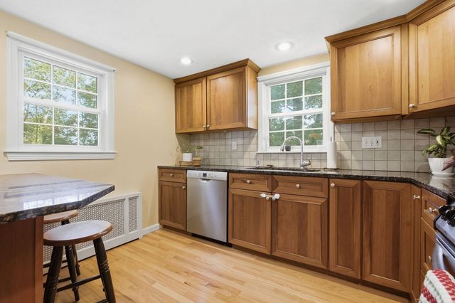 1 Great Pines Ave, Burlington, MA 01803