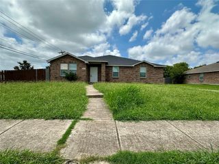 2803 Amber Waves Lane, Lancaster, TX 75134