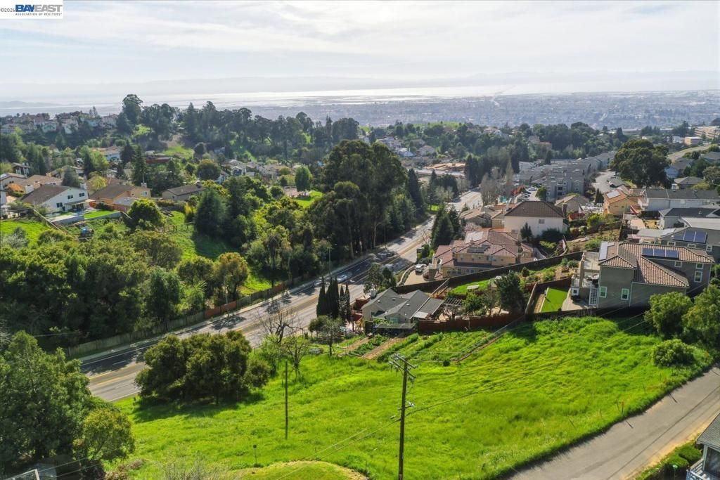 Image 11 of property listing at 27188 Hayward Blvd, Hayward, CA 94542