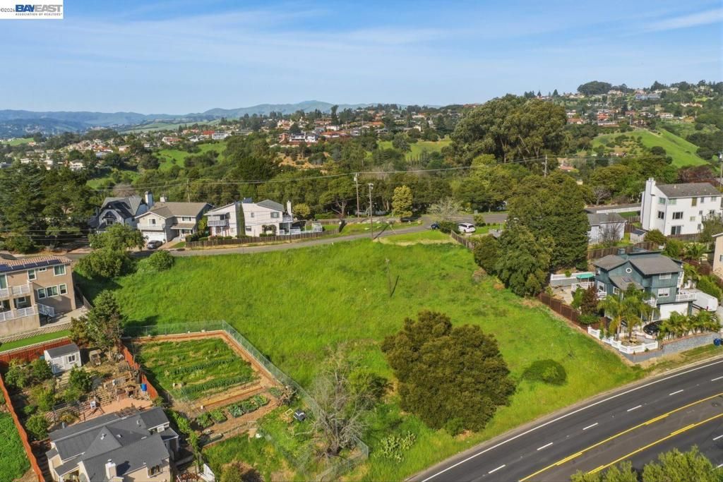 Image 13 of property listing at 27188 Hayward Blvd, Hayward, CA 94542