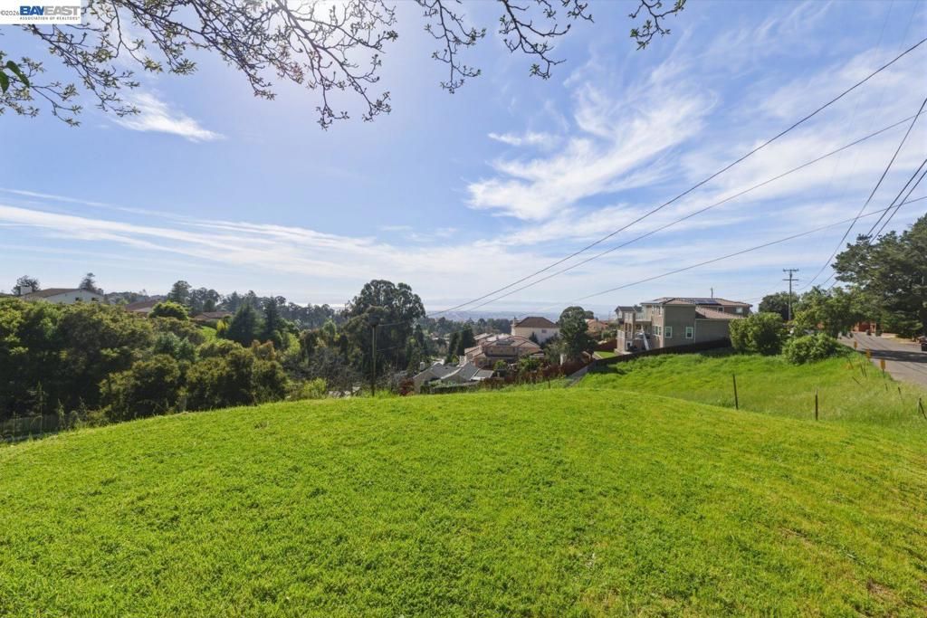 Image 2 of property listing at 27188 Hayward Blvd, Hayward, CA 94542