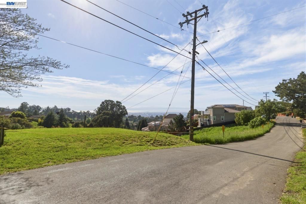 Image 3 of property listing at 27188 Hayward Blvd, Hayward, CA 94542