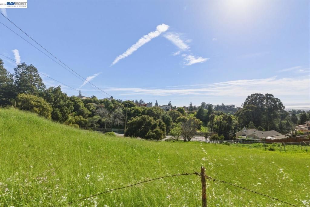 Image 4 of property listing at 27188 Hayward Blvd, Hayward, CA 94542