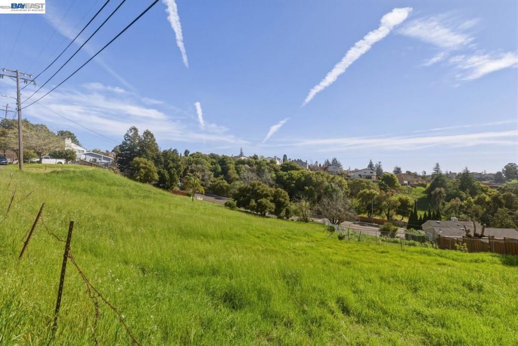 Image 5 of property listing at 27188 Hayward Blvd, Hayward, CA 94542