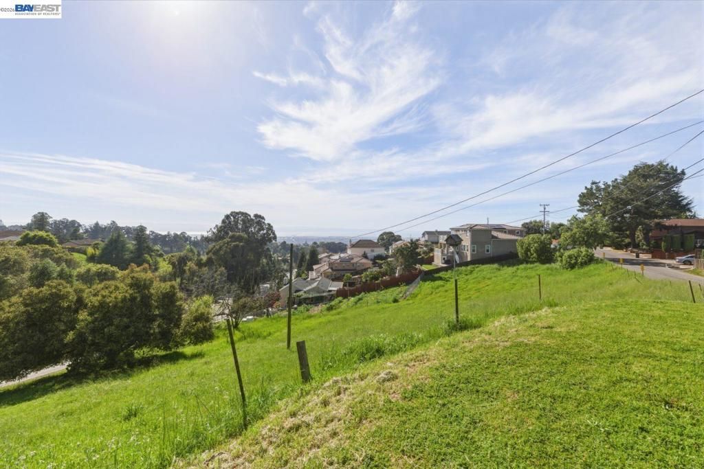 Image 6 of property listing at 27188 Hayward Blvd, Hayward, CA 94542