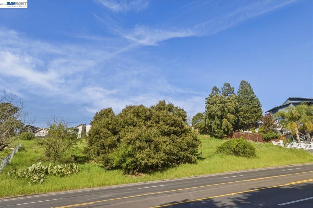 Image 7 of property listing at 27188 Hayward Blvd, Hayward, CA 94542