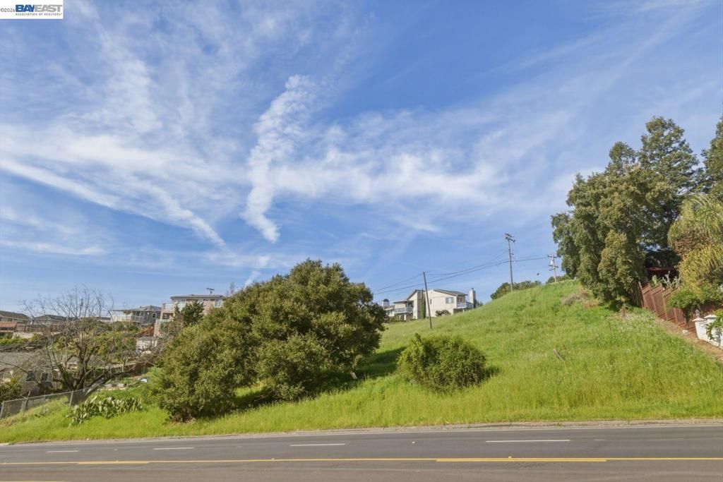 Image 8 of property listing at 27188 Hayward Blvd, Hayward, CA 94542