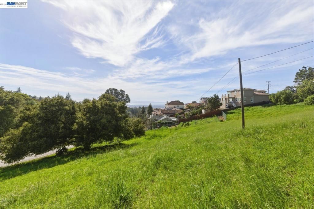 Image 9 of property listing at 27188 Hayward Blvd, Hayward, CA 94542