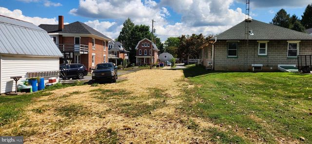 16 N MAIN ST, Jacobus, PA 17407