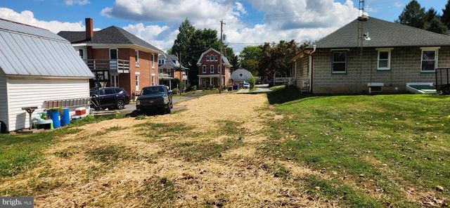 16 N MAIN ST, Jacobus, PA 17407