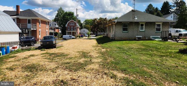 16 N MAIN ST, Jacobus, PA 17407