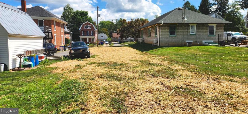 16 N MAIN ST, Jacobus, PA 17407