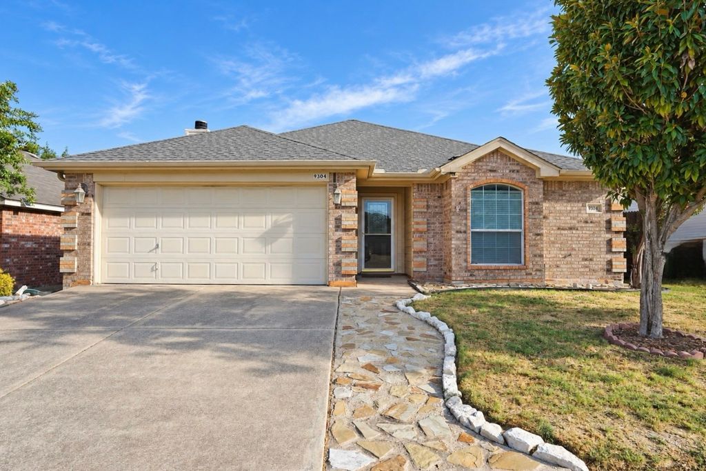9304 Marilyn Court, White Settlement, TX 76108 — exterior